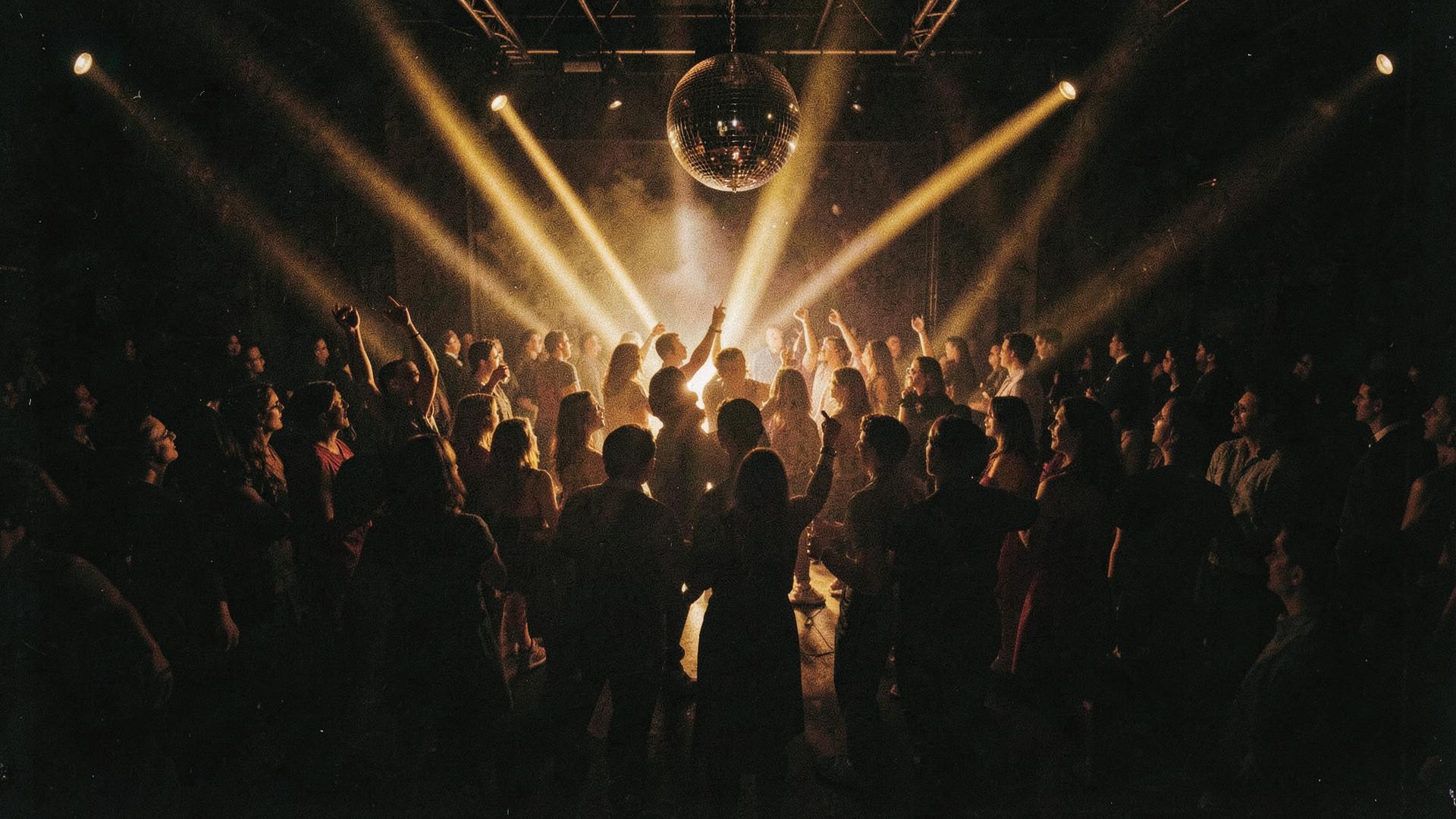 Pista de dança iluminada por feixes dourados em um baile black